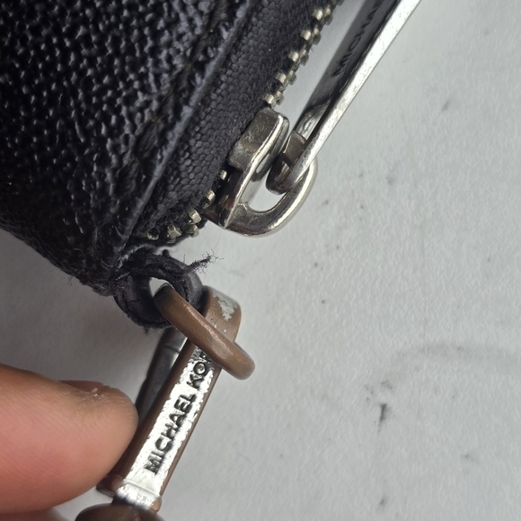Michael Kors Wallet Womens Black  Gold Zip Around Logo Good Condition - Picture 5 of 10